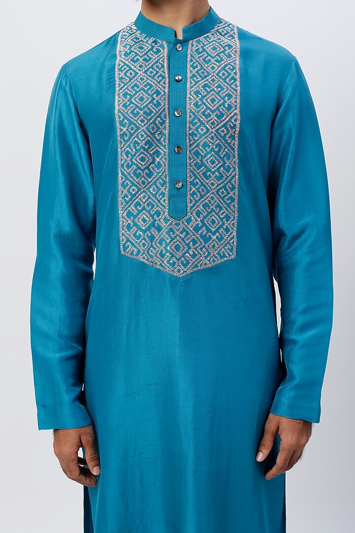 Turquoise Silk Embroidered Kurta Set by Rohit Gandhi & Rahul Khanna Men at Pernia's Pop Up Shop