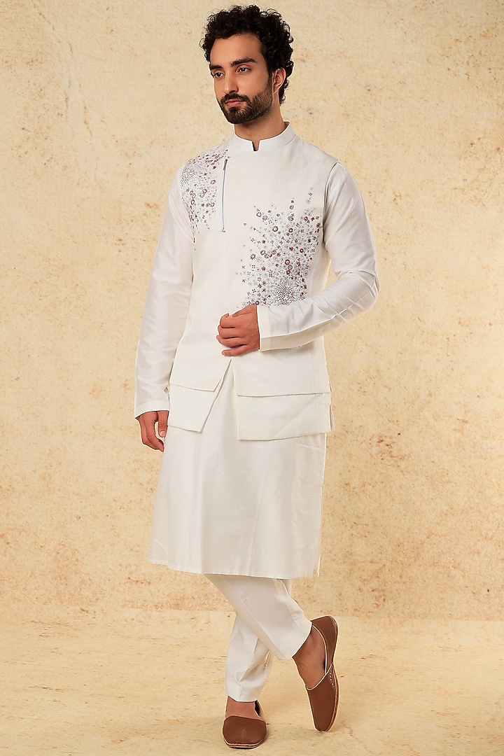White Linen Floral Thread Embroidered Bundi Jacket by Rohit Gandhi & Rahul Khanna Men at Pernia's Pop Up Shop