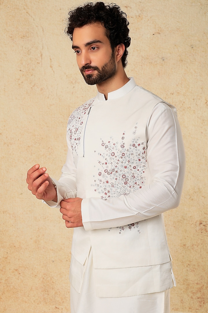 White Linen Floral Thread Embroidered Bundi Jacket by Rohit Gandhi & Rahul Khanna Men at Pernia's Pop Up Shop