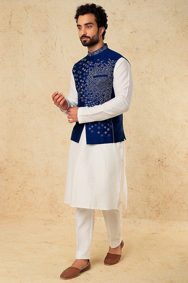Blue Linen Floral Thread Embroidered Bundi Jacket by Rohit Gandhi & Rahul Khanna Men at Pernia's Pop Up Shop