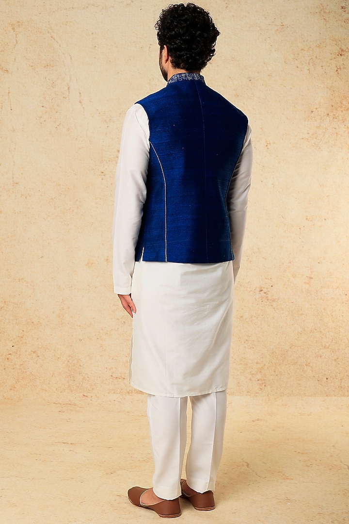Blue Linen Floral Thread Embroidered Bundi Jacket by Rohit Gandhi & Rahul Khanna Men at Pernia's Pop Up Shop
