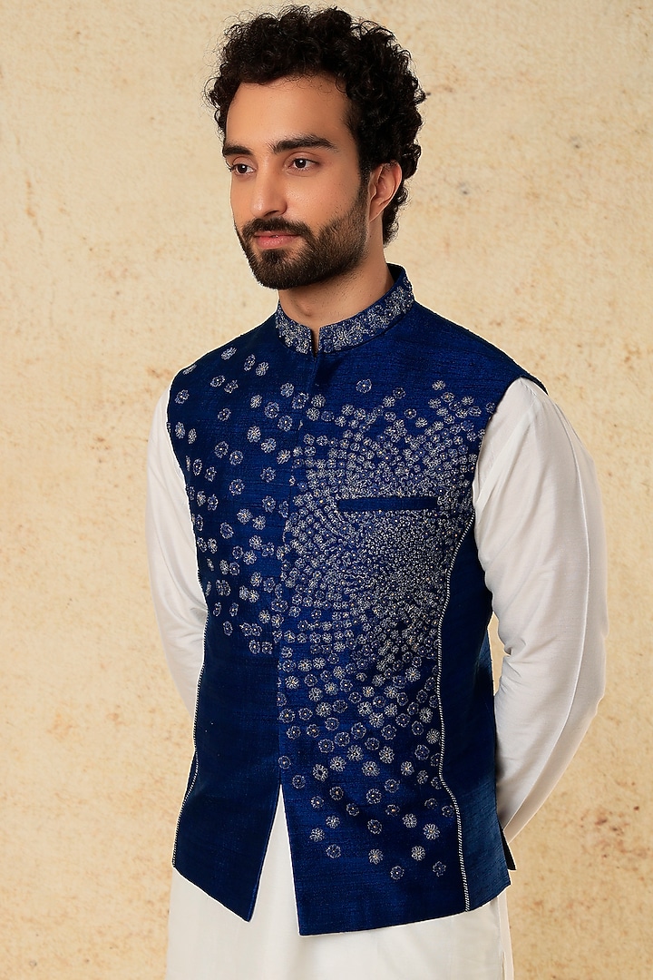 Blue Linen Floral Thread Embroidered Bundi Jacket by Rohit Gandhi & Rahul Khanna Men at Pernia's Pop Up Shop