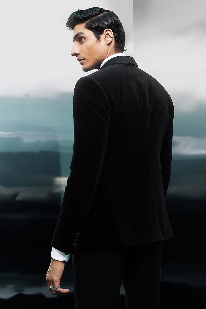 Black Velvet Tuxedo Set by Rohit Gandhi & Rahul Khanna Men at Pernia's Pop Up Shop
