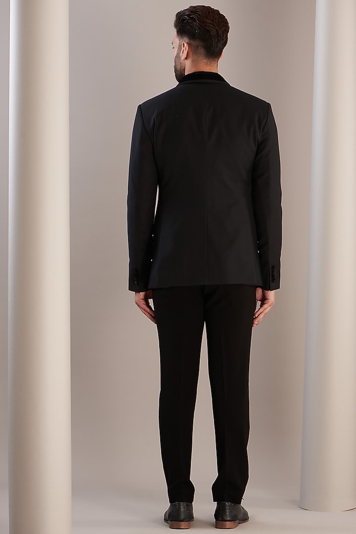 Black Suiting Tuxedo Set by Rohit Gandhi & Rahul Khanna Men at Pernia's Pop Up Shop