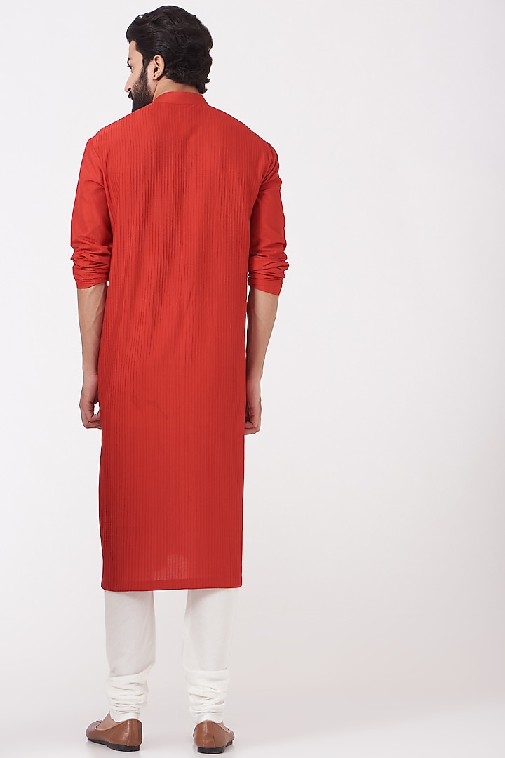 Red Pintucked Kurta Set by Rohit Gandhi & Rahul Khanna Men at Pernia's Pop Up Shop