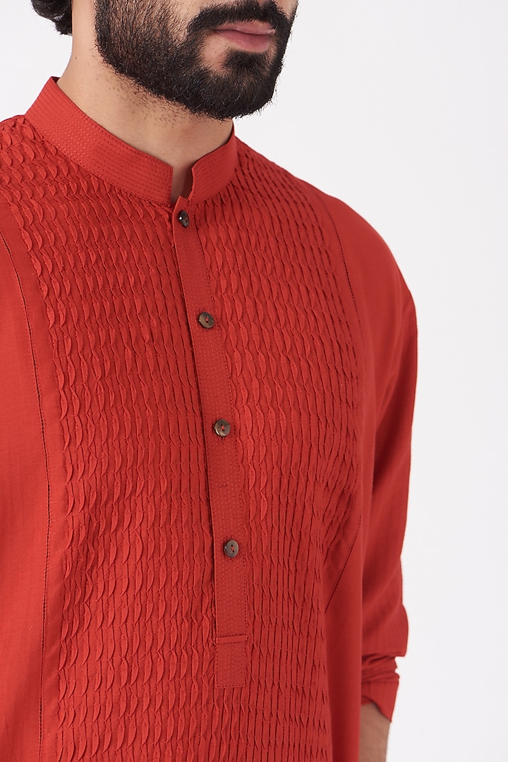 Red Pintucked Kurta Set by Rohit Gandhi & Rahul Khanna Men at Pernia's Pop Up Shop