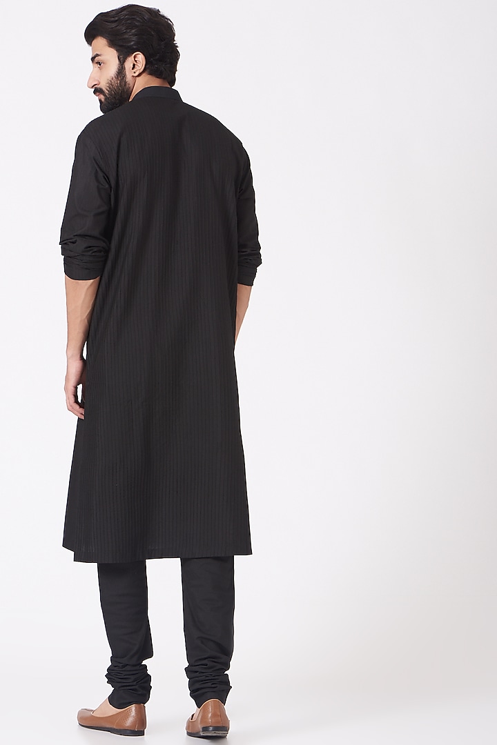 Black Pintucked Kurta Set by Rohit Gandhi & Rahul Khanna Men at Pernia's Pop Up Shop