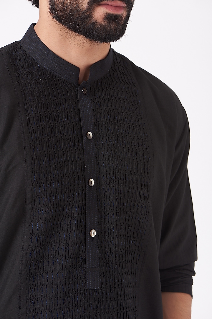 Black Pintucked Kurta Set by Rohit Gandhi & Rahul Khanna Men at Pernia's Pop Up Shop