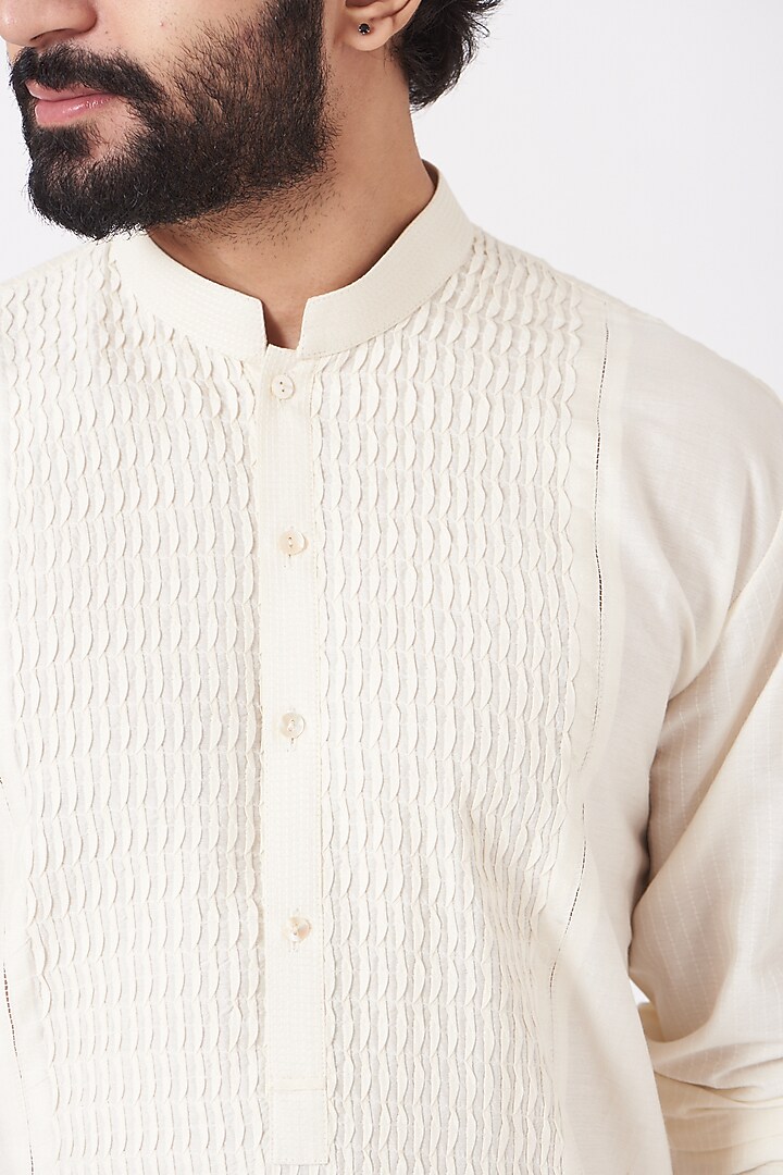 Off White Cotton Pintucked Kurta Set by Rohit Gandhi & Rahul Khanna Men at Pernia's Pop Up Shop