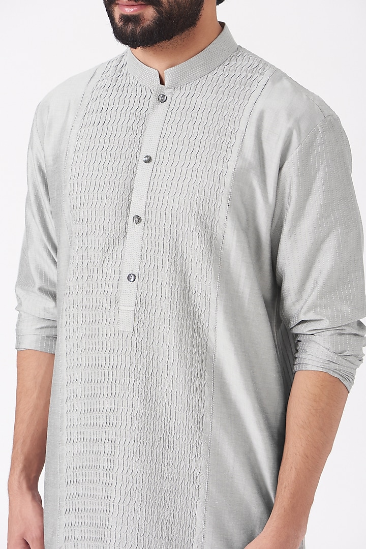 Grey Cotton Pintuck Kurta Set by Rohit Gandhi & Rahul Khanna Men at Pernia's Pop Up Shop