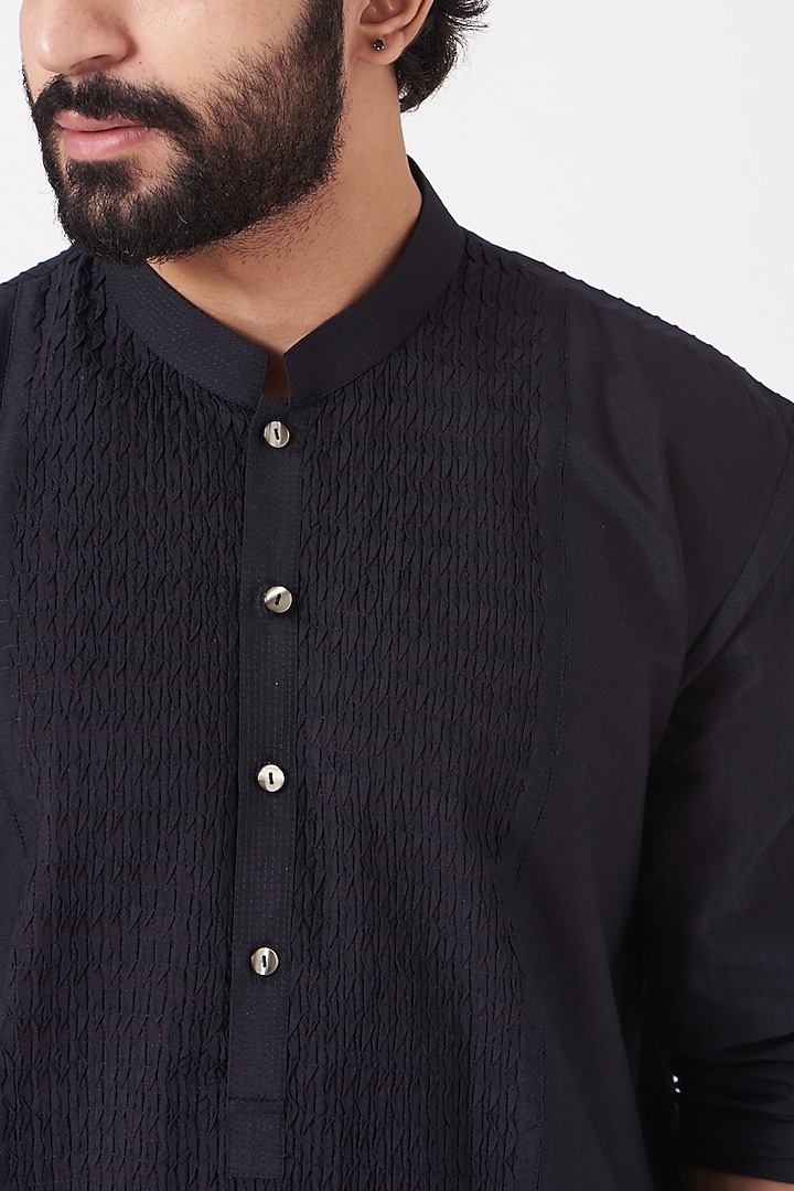 Black Pintucked Kurta Set by Rohit Gandhi & Rahul Khanna Men at Pernia's Pop Up Shop