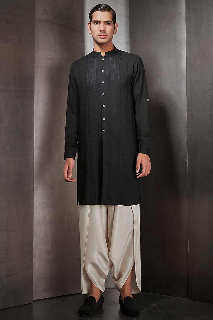 Black Silk Thread Embroidered Pathani Kurta Set by Rohit Gandhi & Rahul Khanna Men at Pernia's Pop Up Shop