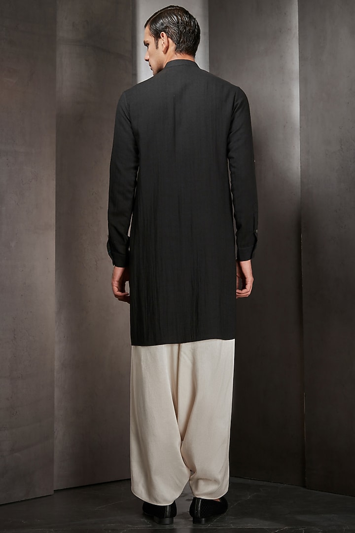 Black Silk Thread Embroidered Pathani Kurta Set by Rohit Gandhi & Rahul Khanna Men at Pernia's Pop Up Shop