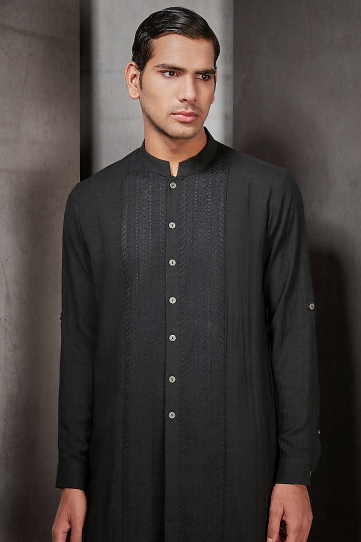 Black Silk Thread Embroidered Pathani Kurta Set by Rohit Gandhi & Rahul Khanna Men at Pernia's Pop Up Shop