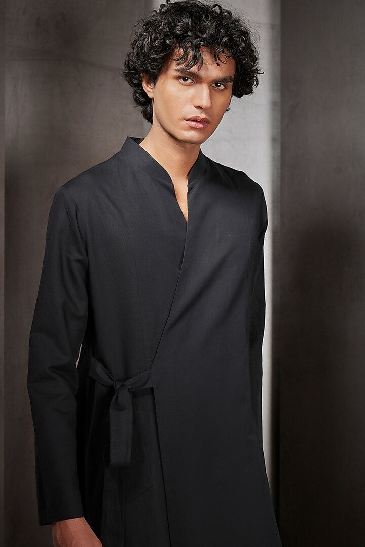 Black Cotton Wrap Kurta Set by Rohit Gandhi & Rahul Khanna Men at Pernia's Pop Up Shop