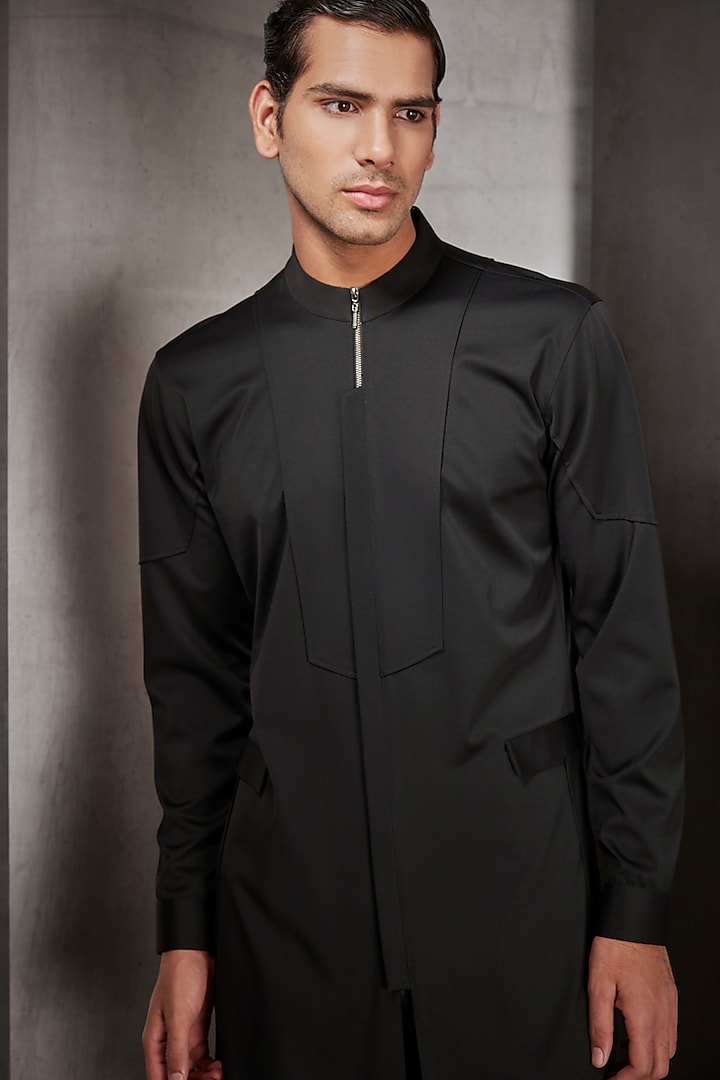 Black Cotton Kurta With Zipper by Rohit Gandhi & Rahul Khanna Men at Pernia's Pop Up Shop