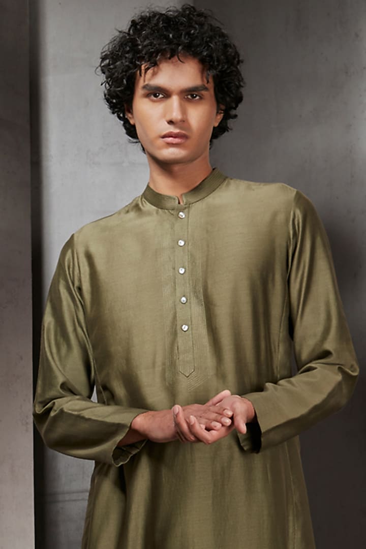 Olive Chanderi Kurta Set by Rohit Gandhi & Rahul Khanna Men at Pernia's Pop Up Shop