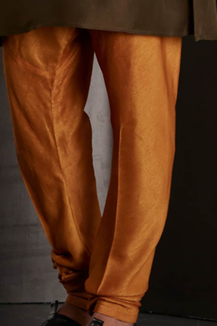 Olive Silk Thread Embroidered Kurta Set by Rohit Gandhi & Rahul Khanna Men at Pernia's Pop Up Shop