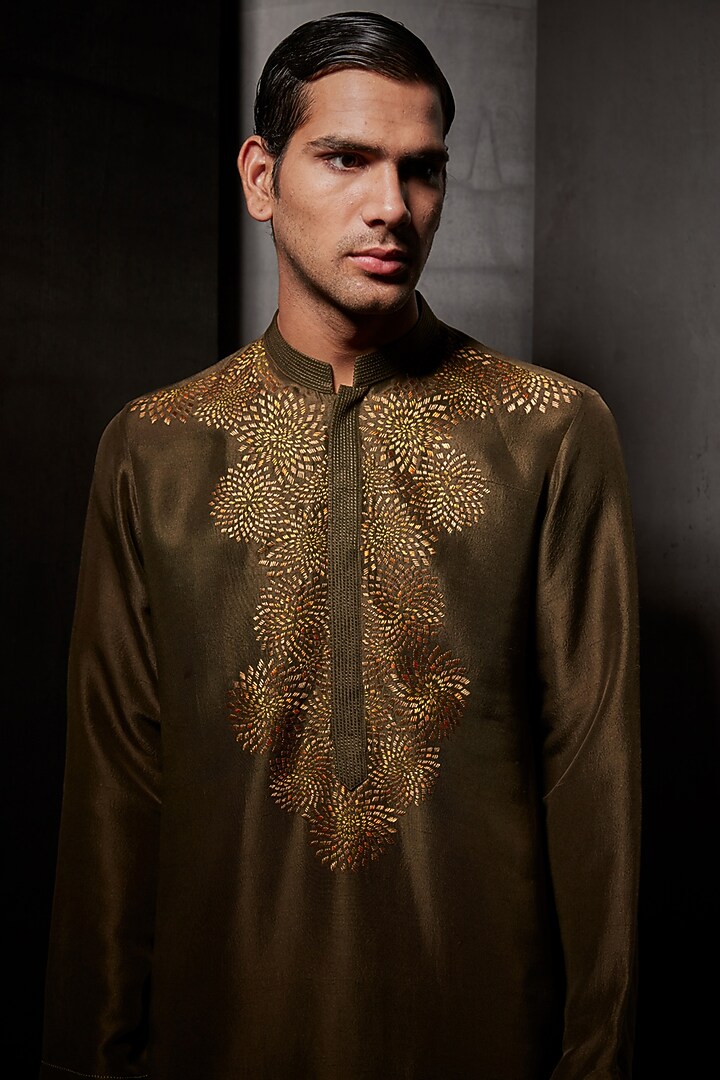 Olive Silk Thread Embroidered Kurta Set by Rohit Gandhi & Rahul Khanna Men at Pernia's Pop Up Shop