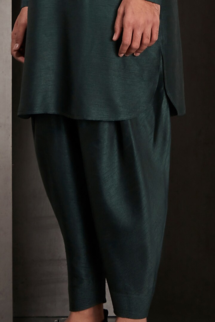 Green Viscose Dupion Kurta Set by Rohit Gandhi & Rahul Khanna Men at Pernia's Pop Up Shop