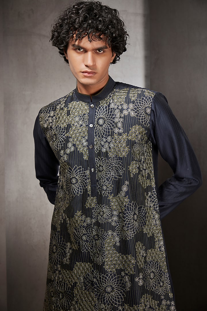 Navy Blue Silk Thread Embroidered Kurta Set by Rohit Gandhi & Rahul Khanna Men at Pernia's Pop Up Shop