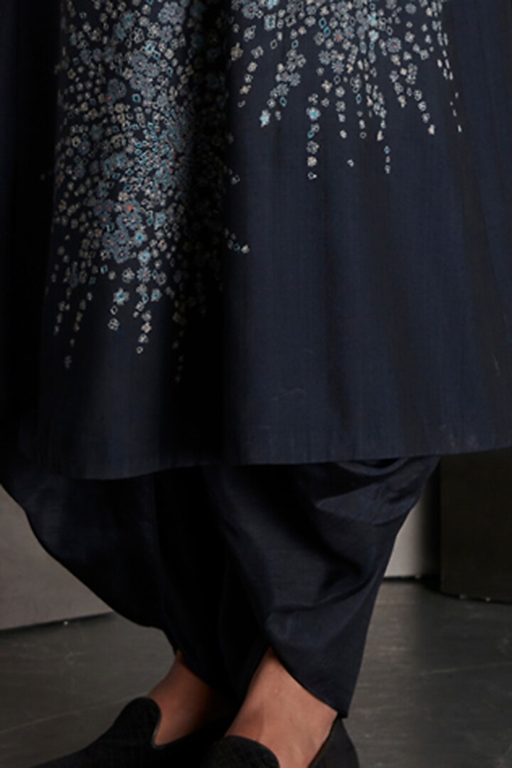 Navy Blue Thread Embroidered Kurta by Rohit Gandhi & Rahul Khanna Men at Pernia's Pop Up Shop
