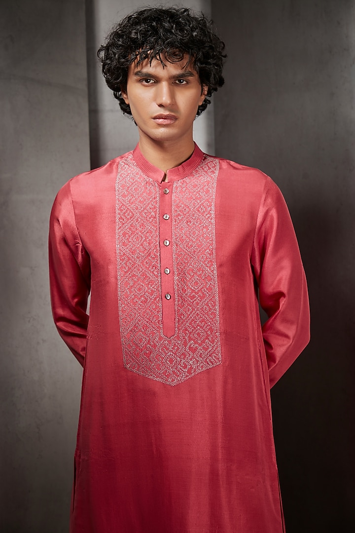 Faded Red Hand Embroidered Kurta by Rohit Gandhi & Rahul Khanna Men at Pernia's Pop Up Shop