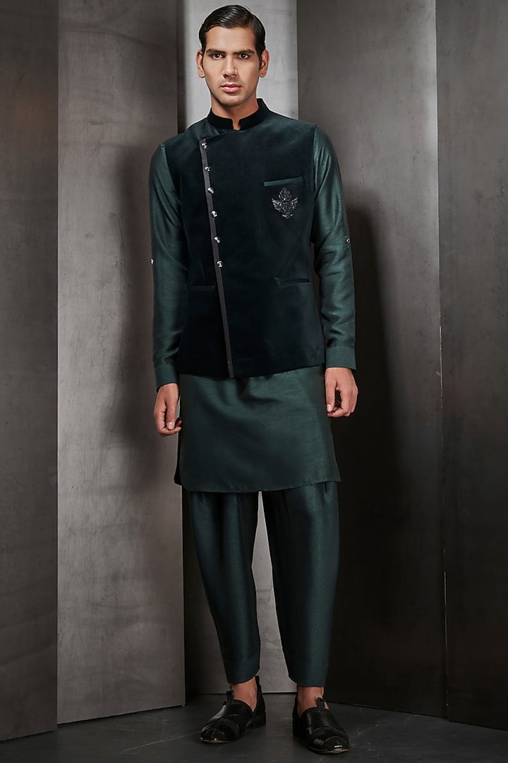 Emerald Green Velvet Zardosi Embroidered Bundi Jacket by Rohit Gandhi & Rahul Khanna Men at Pernia's Pop Up Shop