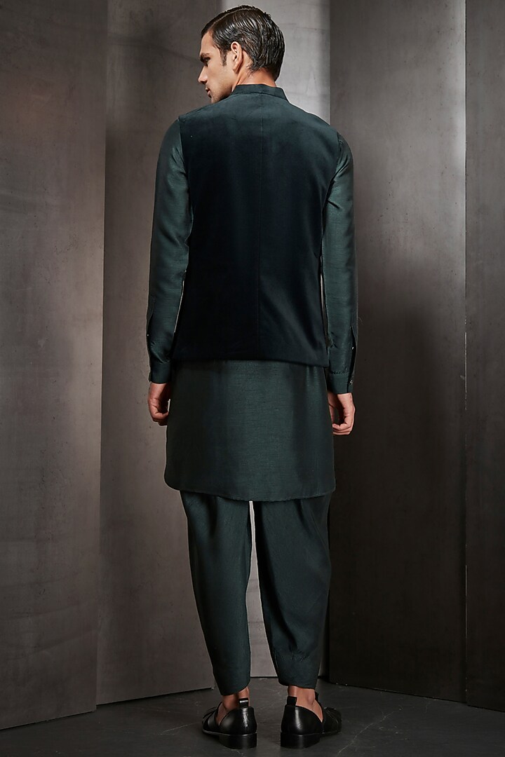 Emerald Green Velvet Zardosi Embroidered Bundi Jacket by Rohit Gandhi & Rahul Khanna Men at Pernia's Pop Up Shop
