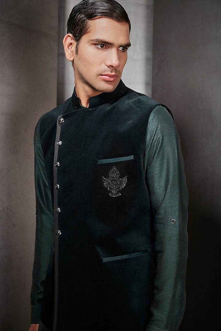 Emerald Green Velvet Zardosi Embroidered Bundi Jacket by Rohit Gandhi & Rahul Khanna Men at Pernia's Pop Up Shop