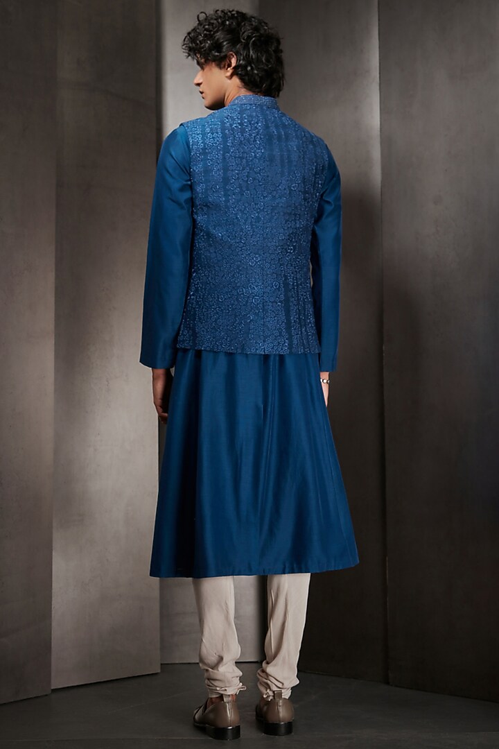Azure Blue Silk Floral & Thread Embroidered Bundi Jacket by Rohit Gandhi & Rahul Khanna Men at Pernia's Pop Up Shop