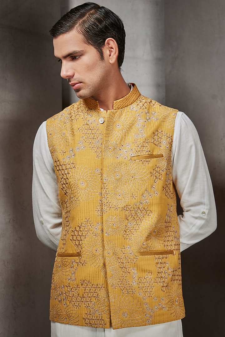 Capital Yellow Cotton Silk Printed & Embroidered Bundi Jacket by Rohit Gandhi & Rahul Khanna Men at Pernia's Pop Up Shop
