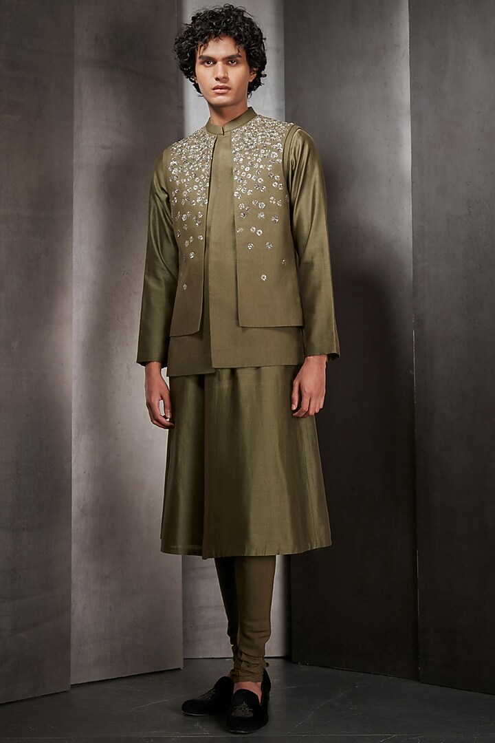 Olive Green Linen Thread Embroidered Bundi Jacket by Rohit Gandhi & Rahul Khanna Men at Pernia's Pop Up Shop