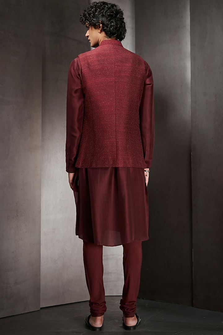Deep Red Silk & Thread Embroidered Bundi Jacket by Rohit Gandhi & Rahul Khanna Men at Pernia's Pop Up Shop