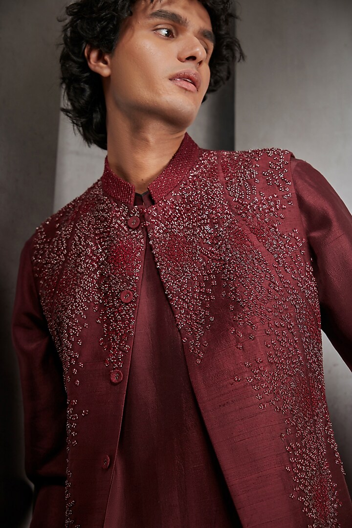 Deep Red Silk & Thread Embroidered Bundi Jacket by Rohit Gandhi & Rahul Khanna Men at Pernia's Pop Up Shop