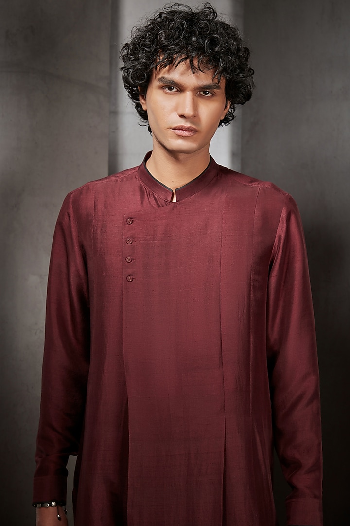 Maroon Silk Pleated Kurta by Rohit Gandhi & Rahul Khanna Men at Pernia's Pop Up Shop