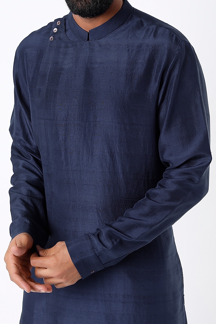 Navy Asymmetrical Kurta Set by Rohit Gandhi & Rahul Khanna Men at Pernia's Pop Up Shop
