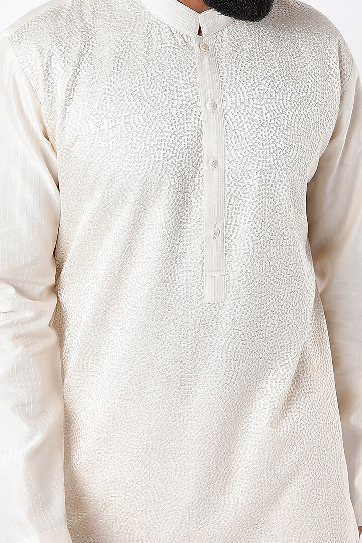 Off-White Embroidered Kurta Set by Rohit Gandhi & Rahul Khanna Men at Pernia's Pop Up Shop