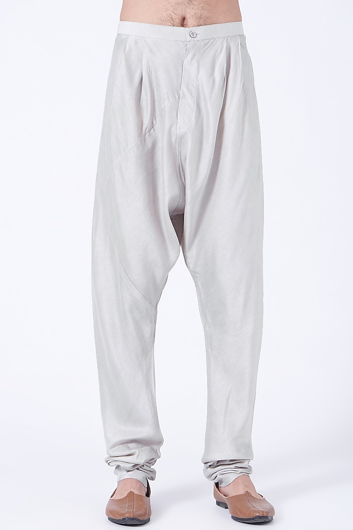 Light Grey Cotton Silk Embroidered Kurta Set by Rohit Gandhi & Rahul Khanna Men at Pernia's Pop Up Shop