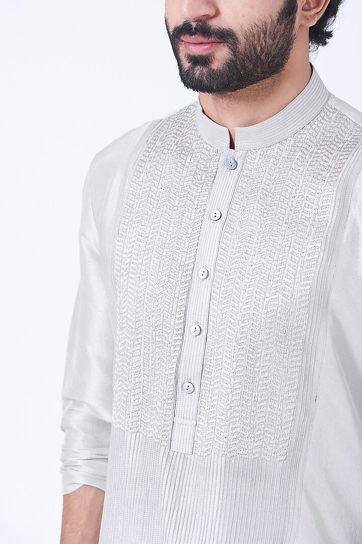 Light Grey Cotton Silk Embroidered Kurta Set by Rohit Gandhi & Rahul Khanna Men at Pernia's Pop Up Shop