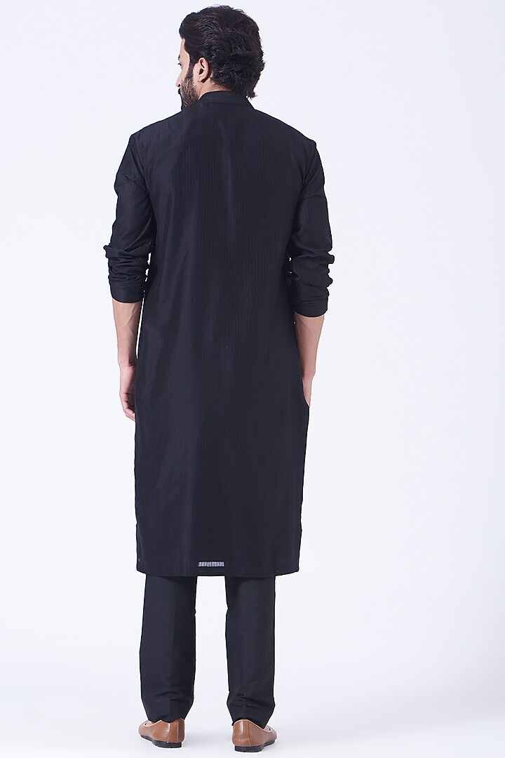Black Embroidered Kurta Set by Rohit Gandhi & Rahul Khanna Men at Pernia's Pop Up Shop