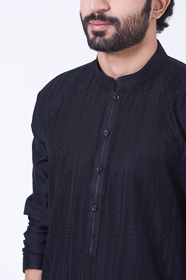 Black Embroidered Kurta Set by Rohit Gandhi & Rahul Khanna Men at Pernia's Pop Up Shop