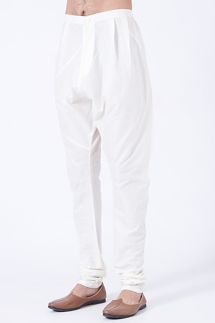 Off White Embroidered Kurta Set by Rohit Gandhi & Rahul Khanna Men at Pernia's Pop Up Shop