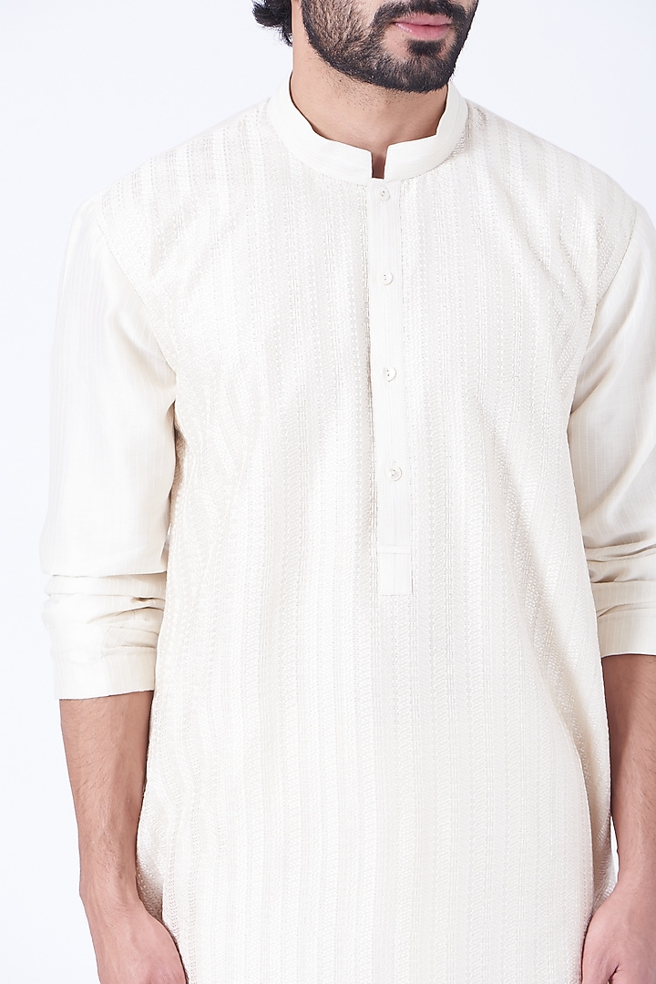 Off White Embroidered Kurta Set by Rohit Gandhi & Rahul Khanna Men at Pernia's Pop Up Shop