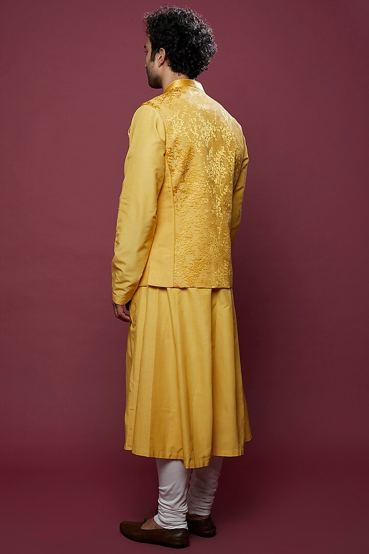 Yellow Cotton Silk Embroidered Bundi Jacket Set by Rohit Gandhi & Rahul Khanna Men at Pernia's Pop Up Shop