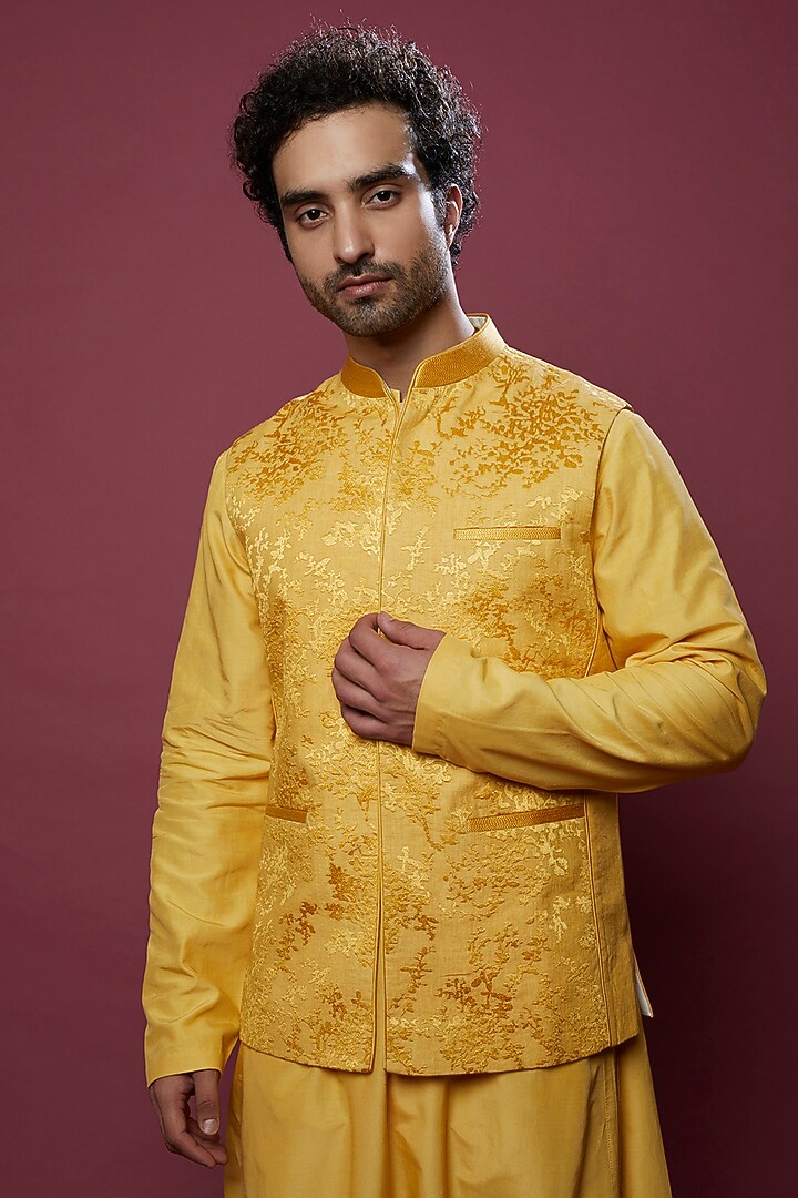 Yellow Cotton Silk Embroidered Bundi Jacket Set by Rohit Gandhi & Rahul Khanna Men at Pernia's Pop Up Shop