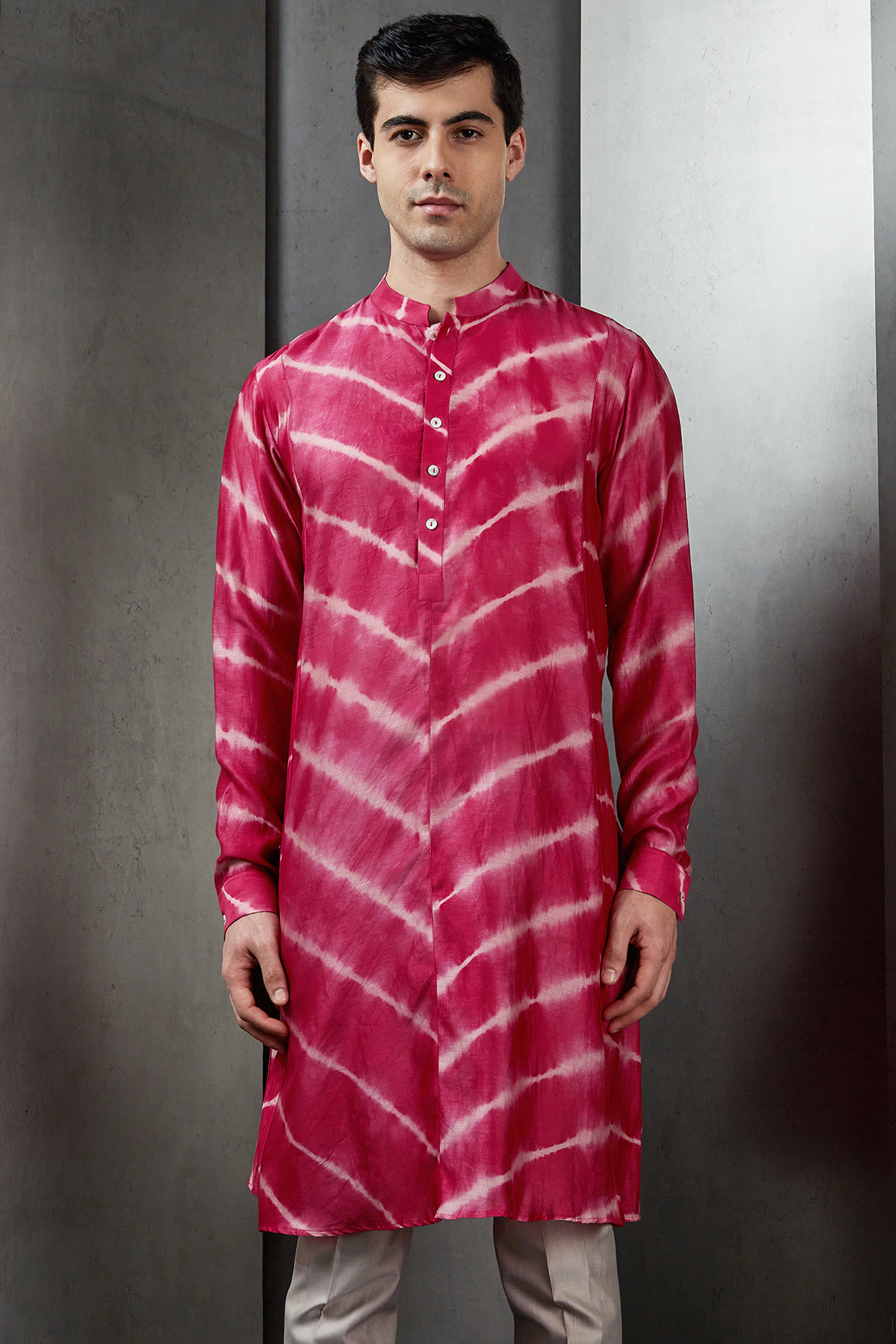 Fuchsia Gusted Cotton Tie-Dye Kurta by Rohit Gandhi & Rahul Khanna Men at Pernia's Pop Up Shop