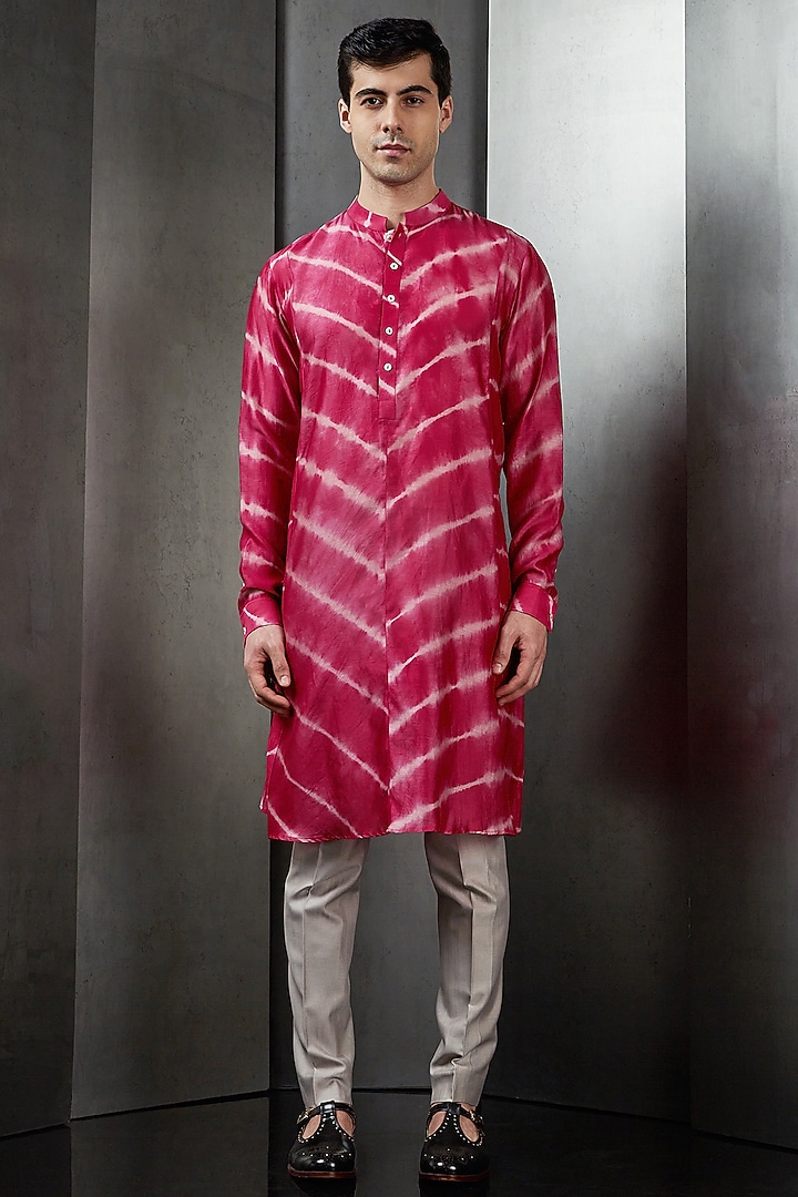 Fuchsia Gusted Cotton Tie-Dye Kurta by Rohit Gandhi & Rahul Khanna Men at Pernia's Pop Up Shop