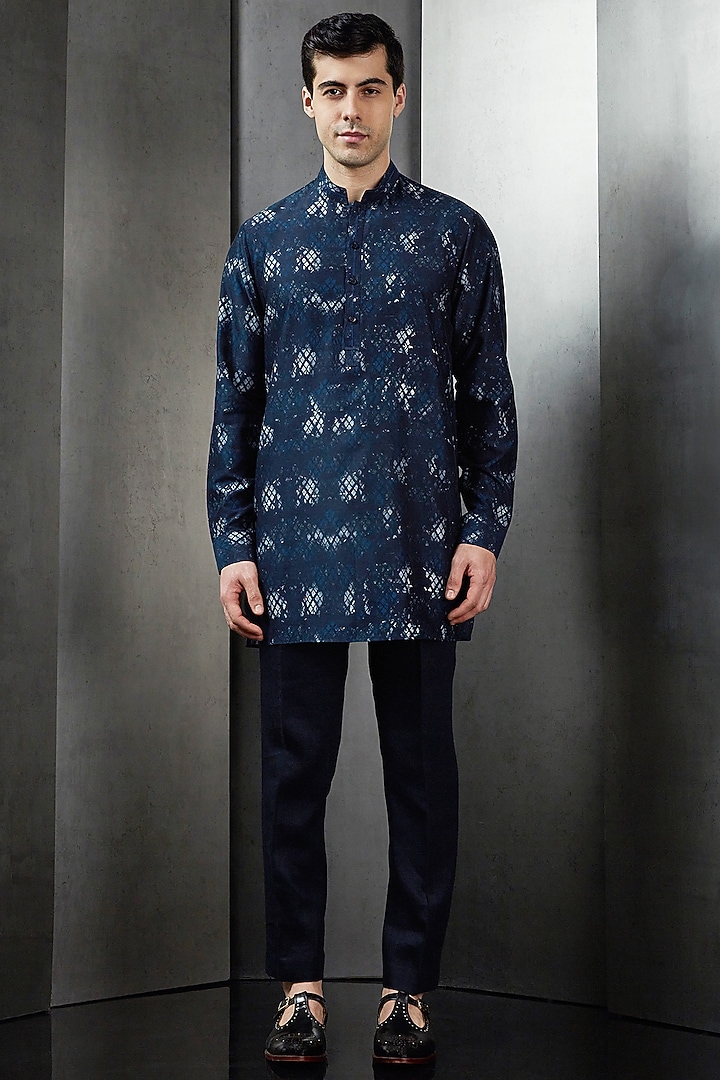 Navy Silk Digital Printed Kurta by Rohit Gandhi & Rahul Khanna Men at Pernia's Pop Up Shop