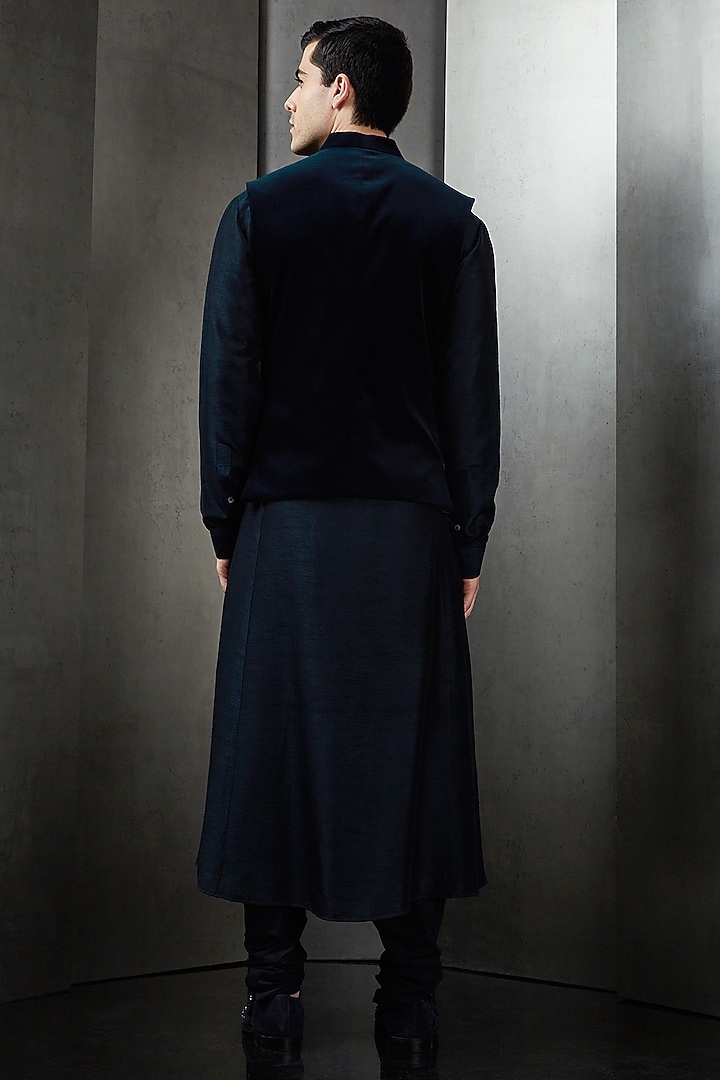 Navy Silk Velvet Asymmetric Bundi Jacket by Rohit Gandhi & Rahul Khanna Men at Pernia's Pop Up Shop